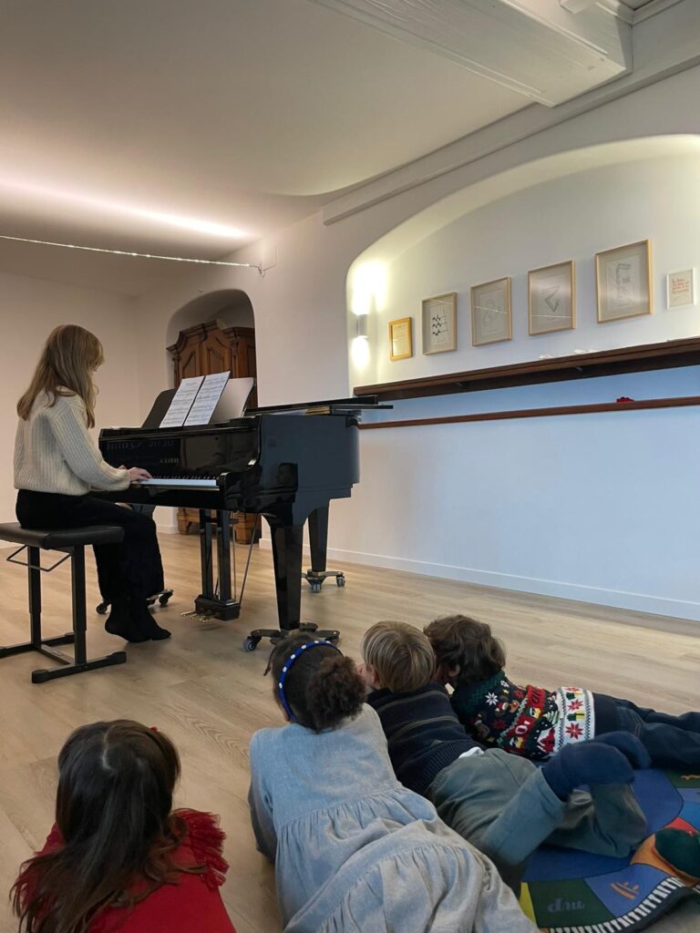 Sophia al pianoforte