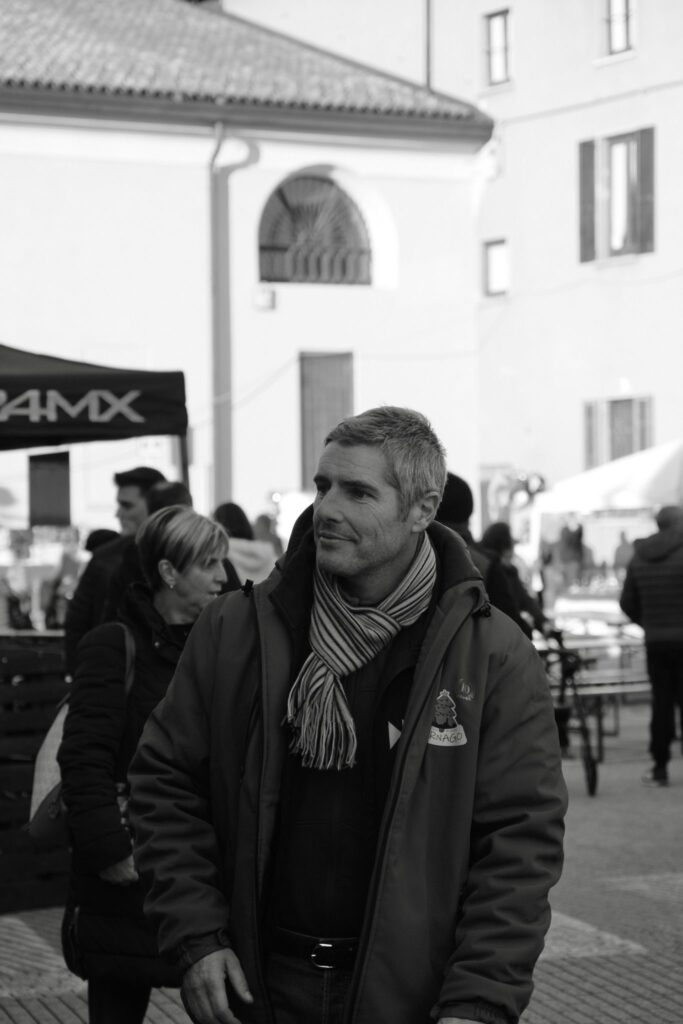 Riccardo ai Mercatini di Carnago 2025